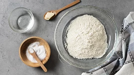 Kypřicí prášek versus jedlá soda: Jaký je mezi nimi rozdíl, jak fungují v těstě a lze je vzájemně nahradit?