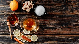 Domácí léčba medem podle našich babiček: Na kašel pomáhá med s cibulí, na imunitu kořeněný medový sirup se zázvorem