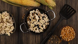 Jde to i bez mikrovlnky: Jak udělat křupavý popcorn nebo rychlý snídaňový koláček mug cake?