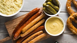 Velký přehled nejznámějších druhů párků: Frankfurtské se hodí do polévky, debrecínské na gril a spišské k zapékání