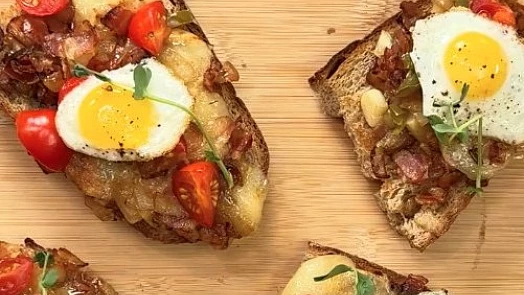 Famózní tvarůžková směs na topinky od Ostravskeho Gastrošefa: Pikantní a výrazně vonící pokrm připravíte za chvilku