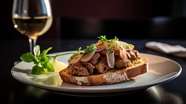 Kuřecí játra udělají z topinky luxusní pokrm: Voní majoránkou, říz jim dodá česnek a křupavost šťavnatá jablka