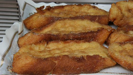 Španělské smaženky torrijas ze staršího chleba: Voní medem, kořením a vínem a podle tohoto receptu je zvládnete levou zadní