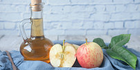 Jak bezpečně užívat jablečný ocet? Maximálně dvě lžíce ve sklenici s vodou před nebo po jídle, a to jen krátkodobě