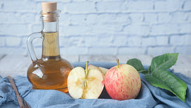 Jak bezpečně užívat jablečný ocet? Maximálně dvě lžíce ve sklenici s vodou před nebo po jídle, a to jen krátkodobě