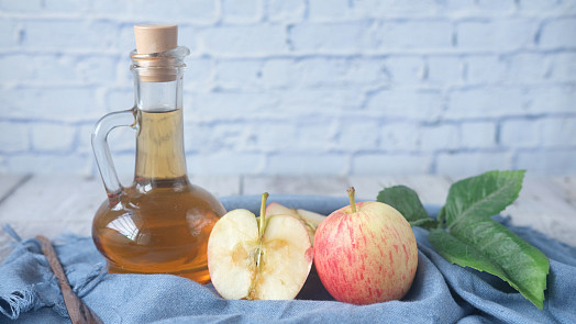 Jak na domácí jablečný ocet z letních jablek?  Jablka se použijí se slupkou i  jádřinci, na výsledek si počkáte měsíc a v lednici vydrží rok