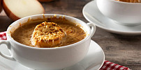 5 nejlepších cibulových polévek: Klasická francouzská, krémová cibulová nebo vyprošťovací s chilli obohatí jídelníček