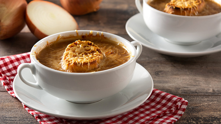 Božský vyprošťovák: Francouzskou cibulačku zvládnete připravit i v posilvestrovské kocovině