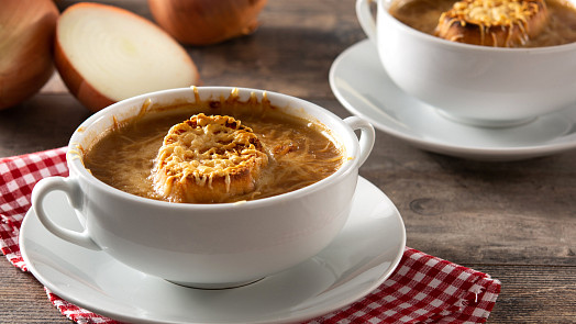 Jak osmažit cibuli dozlatova i dosklovita a kdy se která varianta používá? Teď už budete mít navždy jasno