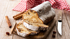 Tvarohová vánoční štóla: Jednodušší verze německé kynuté klasiky má výraznější chuť a vůni a vydrží déle vláčná