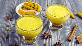 Už jste měli kurkuma latté neboli Zlaté mléko? Ajurvédský nápoj posiluje, zklidňuje a zahřívá