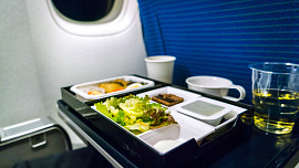 Co si přibalit s sebou do letadla? Jídlo a pití není zakázané, vzít si můžete sendvič, ale i salát či láhev s vodou