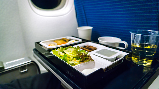 Co si přibalit s sebou do letadla? Jídlo a pití není zakázané, vzít si můžete sendvič, ale i salát či láhev s vodou