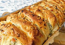 Trhací chlebík zmizí ještě teplý. Vypadá složitě, ale příprava je snadná. Potřebujete jen česnek, sýr a jeden trik