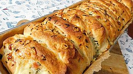 Trhací chléb s česnekovým máslem a sýrem si okamžitě zamilujete.