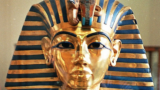 Egyptský faraon Tutanchamon si pochutnával na pečené gazele a červeném víně a doslova si ujížděl na sladkém