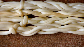 Domácí korbáčky jsou k nerozeznání od těch z obchodu: Snadno je vyrobíte z jednoho obyčejného sýra