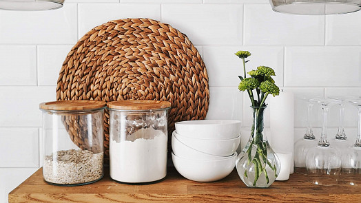 Víte, jak správně skladovat potraviny? Pomůže kuchyňská utěrka i houbička na nádobí!
