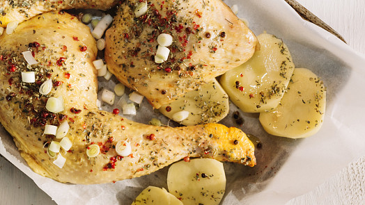 Kuře v papíru: Nejjednodušší způsob, jak podávat šťavnaté maso rovnou i s přílohou a bez úklidu kuchyně