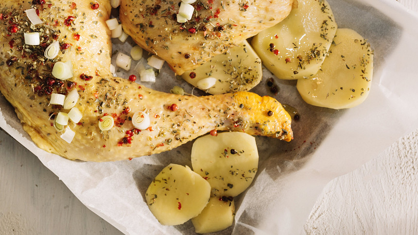 V papíru můžete upéct maso, zeleninu i brambory a s minimem úsilí servírujete šťavnatý oběd.