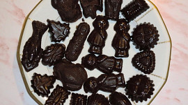 Domácí čokoláda s pudinkovým práškem vás vrátí do dětství. Je levnější než z obchodu a může ozdobit i stromeček