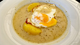 Staropolský žurek: Polévka na způsob kysela chutná fantasticky se sázeným vejcem a bramborami
