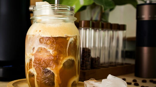 Nový kávový hit je tu: Stačí protřepat a získáte báječný ledový drink, který osvěží i nakopne