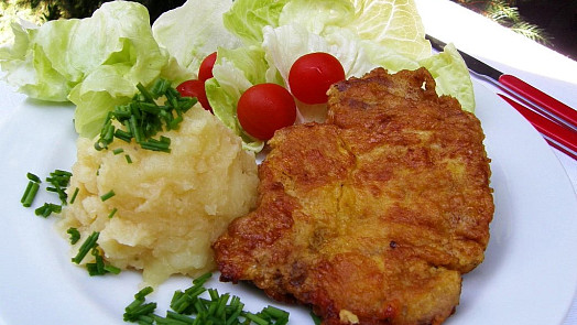 Znáte utopený řízek? Netradiční způsob přípravy dává masu šťavnatost i perfektní měkkost. Přípravu zvládne každý