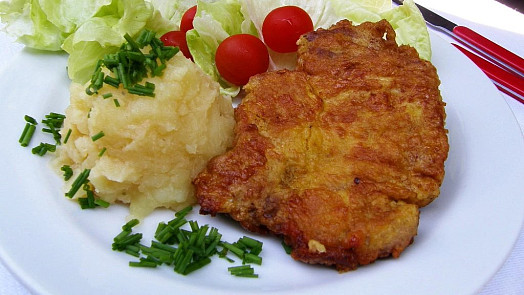 Znáte utopený řízek? Netradiční způsob přípravy dává masu šťavnatost i perfektní měkkost. Přípravu zvládne každý