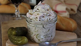 Luxusní uzenářský salát: Obdoba populárního vlašáku překvapí výraznou chutí masa a křupavými kousky