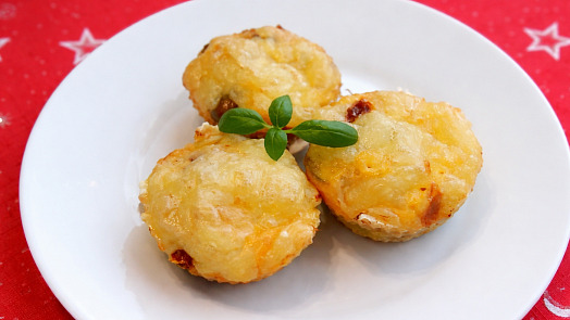 Nejlepší velikonoční snídaně: Vaječné muffiny se šunkou a sýrem voní po česneku a smažené cibulce