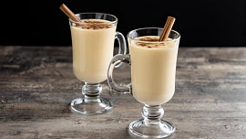 Vaječný koňak popíjeli angličtí mniši už ve 13. století. Připravoval se z mléka s rumem a přidávaly se do něj fíky