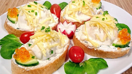 Luxusní chlebíčky s plněnými vejci si zamilujete: Přeliv z tatarky dodá speciální chuť, pomazánkové máslo jemnost