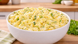 Šokujte rodinu tímhle vajíčkovým salátem: Do klasického receptu přidejte netradiční ovoce a sledujte nadšené výrazy