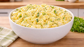 Šokujte rodinu tímhle vajíčkovým salátem: Do klasického receptu přidejte netradiční ovoce a sledujte nadšené výrazy