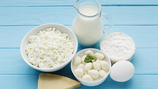 Výroba domácího sýra: Jak na smetanový ze dvou surovin nebo mozzarellu z mikrovlnky
