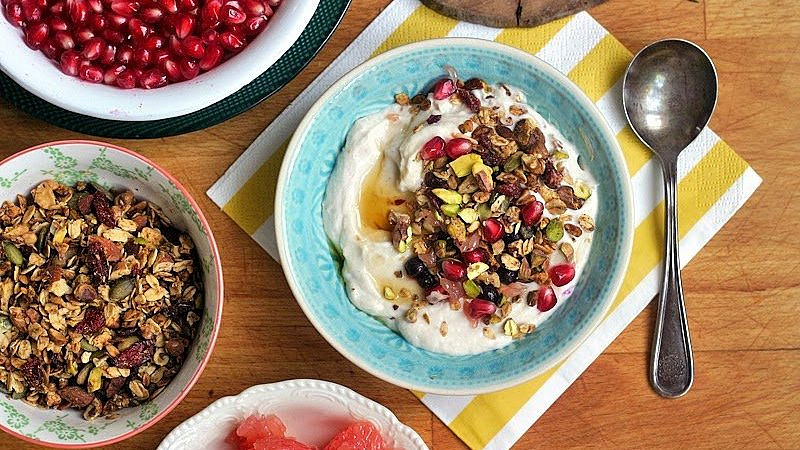 Ta nejkřupavější snídaně: Upečte si domácí granolu s oříšky, ovocem a kořením