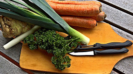 Jak uvařit poctivý zeleninový vývar? Zeleninu předem osmažte na másle, s bylinkami to nepřehánějte a čirý bude vývar díky rajčeti