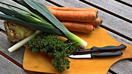 Jak uvařit poctivý zeleninový vývar? Zeleninu předem osmažte na másle, s bylinkami to nepřehánějte a čirý bude vývar díky rajčeti
