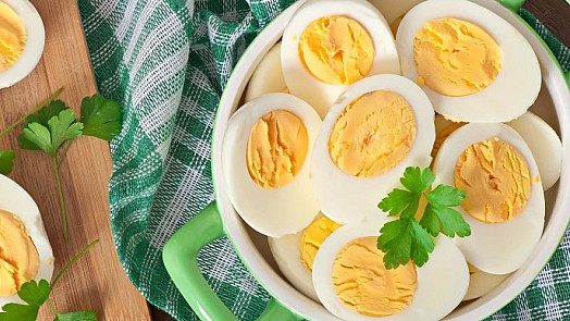 Jak uvařit vejce natvrdo, aby se snadno loupala: Teplota vody je důležitější, než jste si mysleli