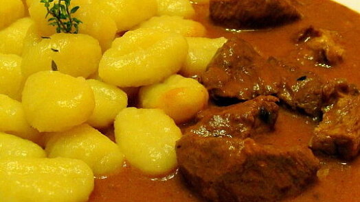 Takhle se vaří maďarský perkelt: Cibule musí být skoro tolik jako masa a paprika nesmí zhořknout