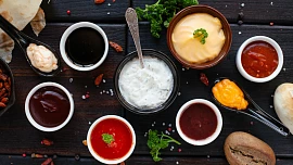 Pět nejlepších dipů ke grilování: Zkuste krémový koprový, pikantní meruňkový nebo petrželkový