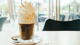 Vídeňská káva Einspänner: Vznikla jako káva pro kočí na zahřátí, výborná je ale i ledová