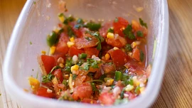 Slavné omáčky: Na první pohled obyčejná vierge z rajčat a olivového oleje povýší každé jídlo na božský luxus