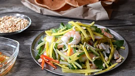 Salát s vůní exotiky: Vietnamský salát gỏi xoài je osvěžující díky mangu. Co mu dodá křupavost?