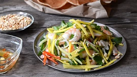 Salát s vůní exotiky: Vietnamský salát gỏi xoài je osvěžující díky mangu. Co mu dodá křupavost?