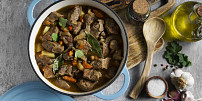 Vydatná masová specialita, která zahřeje víc než svařák: Hovězí stew s červeným zelím vás dostane první lžící