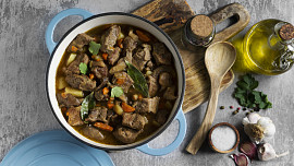 Vydatná masová specialita, která zahřeje víc než svařák: Hovězí stew s červeným zelím vás dostane první lžící