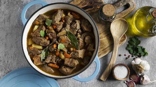 Vydatná masová specialita, která zahřeje víc než svařák: Hovězí stew s červeným zelím vás dostane první lžící