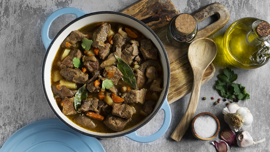 Hovězí stew s červeným zelím a zeleninou